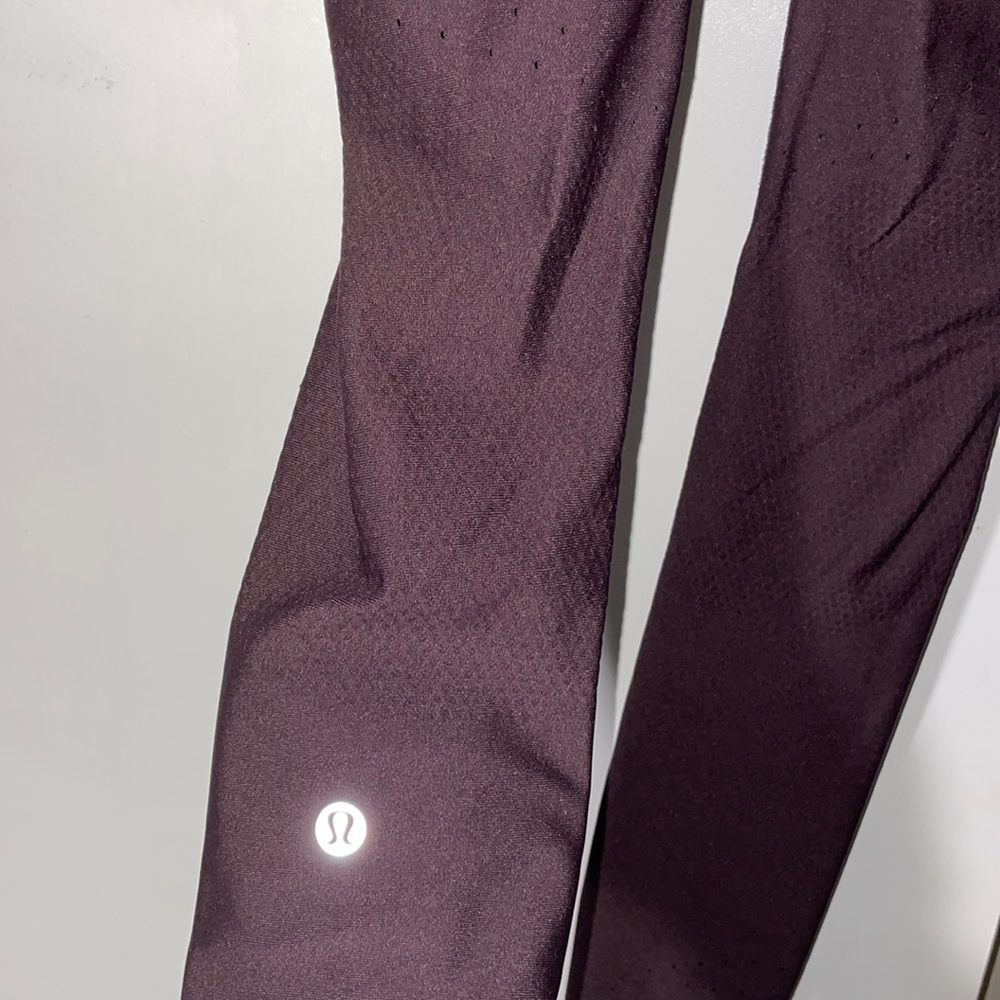 GREAT CONDITION LULULEMON LEGGINGS maroon colored with mesh and logo on leg
